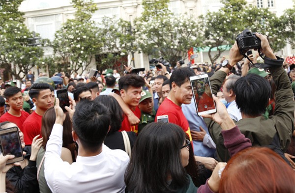 [CẬP NHẬT] Người hâm mộ reo hò khi đội tuyển U23 đến sân Thống Nhất