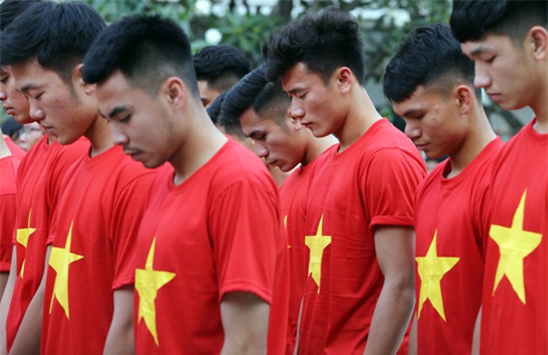 [CẬP NHẬT] Người hâm mộ reo hò khi đội tuyển U23 đến sân Thống Nhất