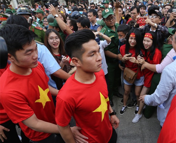 [CẬP NHẬT] Người hâm mộ reo hò khi đội tuyển U23 đến sân Thống Nhất