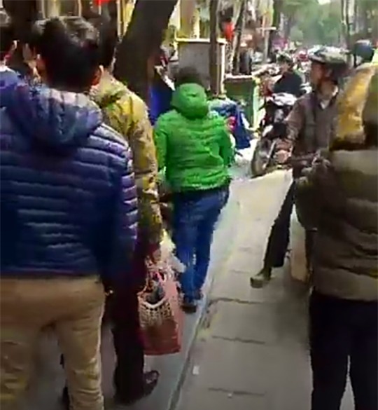 Hà Nội: Tóm gọn một thanh niên táo bạo vào cửa hàng mở tủ cướp Ipad - Ảnh 1.