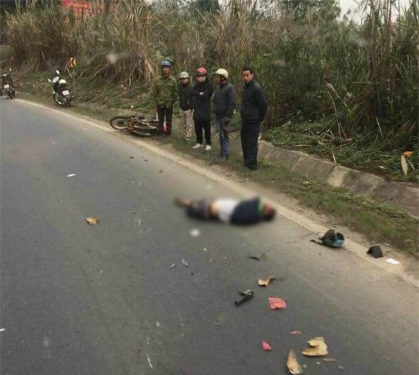 Hòa Bình: Va chạm với xe ô tô tải 2 người đi xe máy bị đứt lìa thân - Ảnh 2.