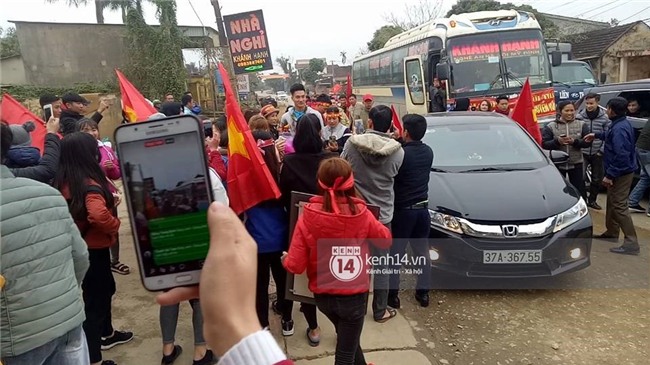 Chuyện chưa kể về chàng thủ môn U23 nhất quyết leo lên xe máy cũ mèm của bố dù được ô tô đưa đón - Ảnh 4.