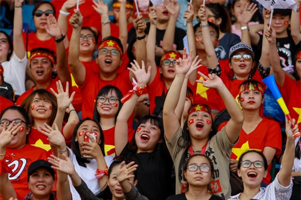 [CẬP NHẬT] Sân vận động Thống Nhất vỡ tung khi U23 vào vị trí giao lưu