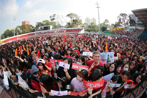 [CẬP NHẬT] Sân vận động Thống Nhất vỡ tung khi U23 vào vị trí giao lưu