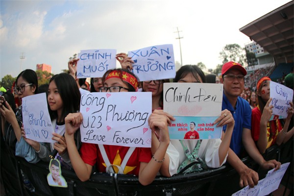 [CẬP NHẬT] Sân vận động Thống Nhất vỡ tung khi U23 vào vị trí giao lưu