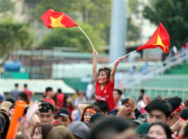 [CẬP NHẬT] Sân vận động Thống Nhất vỡ tung khi U23 vào vị trí giao lưu
