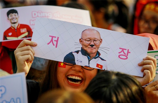 [CẬP NHẬT] Sân vận động Thống Nhất vỡ tung khi U23 vào vị trí giao lưu