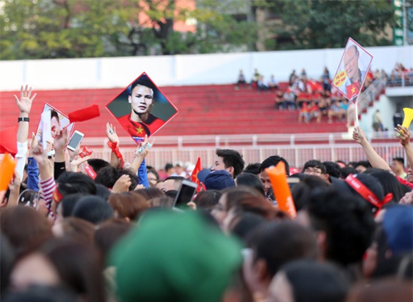 [CẬP NHẬT] Sân vận động Thống Nhất vỡ tung khi U23 vào vị trí giao lưu