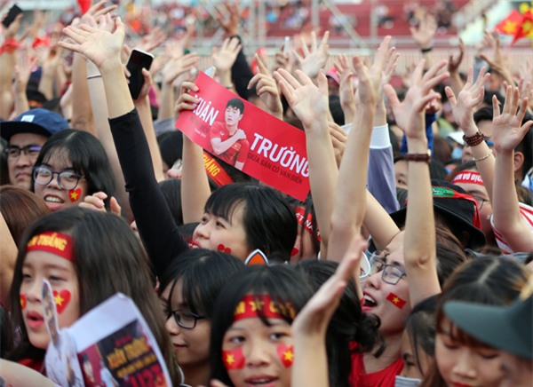 [CẬP NHẬT] Sân vận động Thống Nhất vỡ tung khi U23 vào vị trí giao lưu