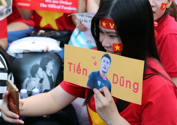 [CẬP NHẬT] Sân vận động Thống Nhất vỡ tung khi U23 vào vị trí giao lưu