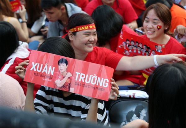 [CẬP NHẬT] Sân vận động Thống Nhất vỡ tung khi U23 vào vị trí giao lưu