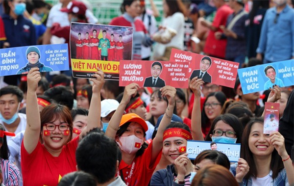 [CẬP NHẬT] Sân vận động Thống Nhất vỡ tung khi U23 vào vị trí giao lưu