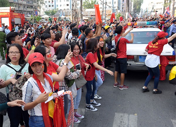 [CẬP NHẬT] Sân vận động Thống Nhất vỡ tung khi U23 vào vị trí giao lưu