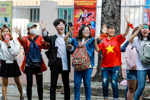 [CẬP NHẬT] Sân vận động Thống Nhất vỡ tung khi U23 vào vị trí giao lưu