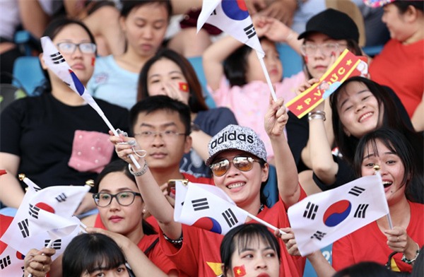 [CẬP NHẬT] Sân vận động Thống Nhất vỡ tung khi U23 vào vị trí giao lưu