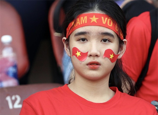 [CẬP NHẬT] Sân vận động Thống Nhất vỡ tung khi U23 vào vị trí giao lưu