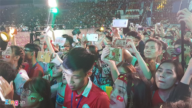 Co dong vien ngat trong gala vinh danh U23 Viet Nam tai san Thong Nhat hinh anh 4