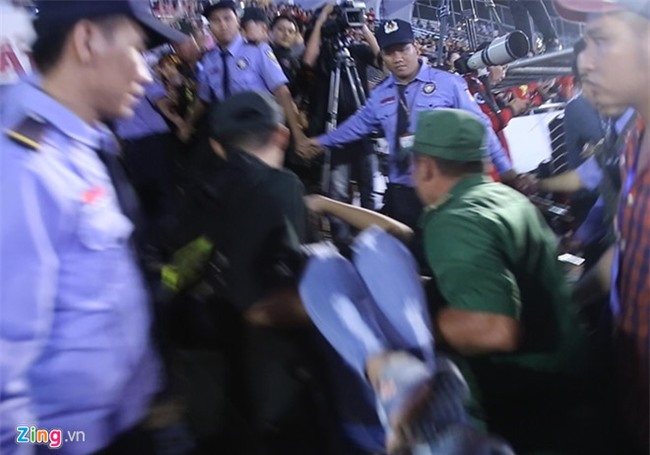 Co dong vien ngat trong gala vinh danh U23 Viet Nam tai san Thong Nhat hinh anh 5