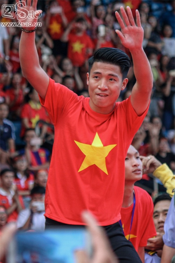 SIÊU ĐÁNG YÊU: Công Phượng bóc mẽ Duy Pinky đi giao lưu vẫn mang theo son môi-11