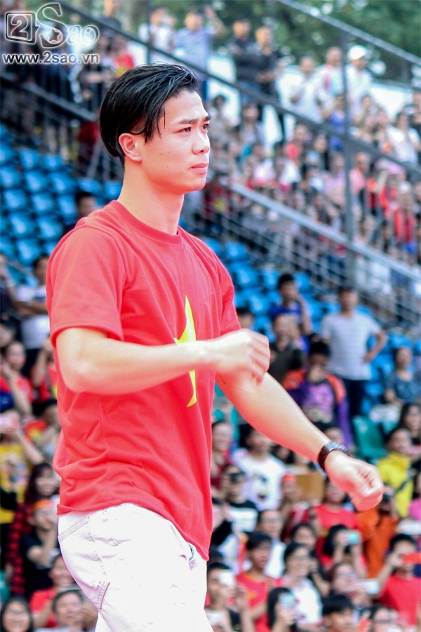 SIÊU ĐÁNG YÊU: Công Phượng bóc mẽ Duy Pinky đi giao lưu vẫn mang theo son môi-5