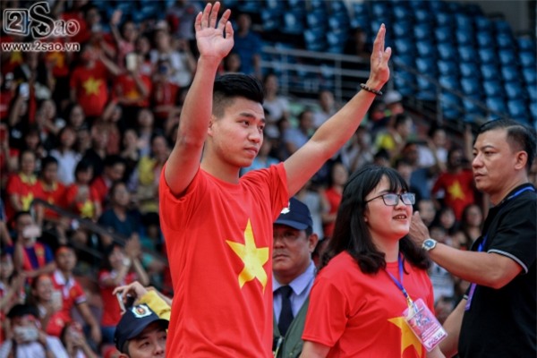 SIÊU ĐÁNG YÊU: Công Phượng bóc mẽ Duy Pinky đi giao lưu vẫn mang theo son môi-7