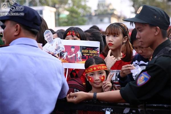 Người hâm mộ phủ kín banner siêu dễ thương chào đón U23 Việt Nam tại TP HCM-5
