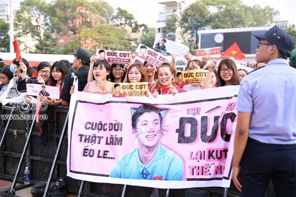 Người hâm mộ phủ kín banner siêu dễ thương chào đón U23 Việt Nam tại TP HCM-8