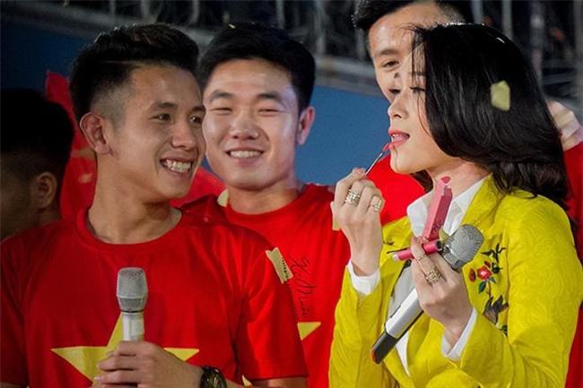 my tam vui ve ben u23 viet nam tai svd thong nhat, bat ngo duoc hong duy tang son - 5