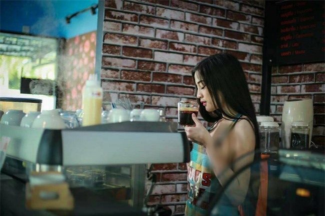 Cả gan thuê hot girl ăn mặc hở hang phục vụ khách hàng, quán cà phê Thái Lan bị cư dân mạng