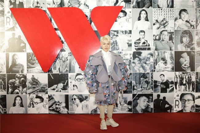 Clip: Lên nhận giải mà Đức Phúc vẫn cực duyên dáng và đáng yêu tại Gala WeChoice Awards 2017 - Ảnh 3.