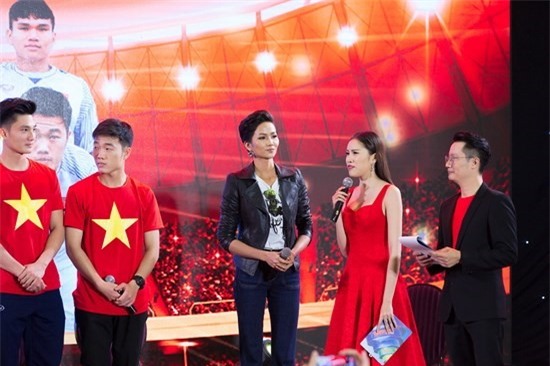 Hoa hậu HHen Niê: Cầu thủ yêu người đẹp showbiz thì có gì là sai
