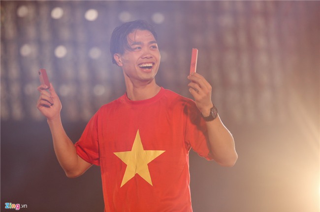 Khoanh khac dang yeu cua cac chang trai U23 Viet Nam o le vinh danh hinh anh 10