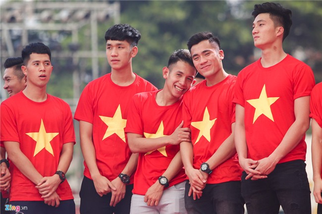 Khoanh khac dang yeu cua cac chang trai U23 Viet Nam o le vinh danh hinh anh 1