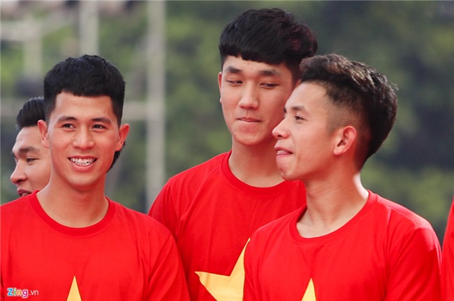 Khoanh khac dang yeu cua cac chang trai U23 Viet Nam o le vinh danh hinh anh 2