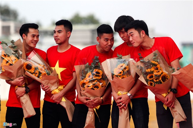 Khoanh khac dang yeu cua cac chang trai U23 Viet Nam o le vinh danh hinh anh 3