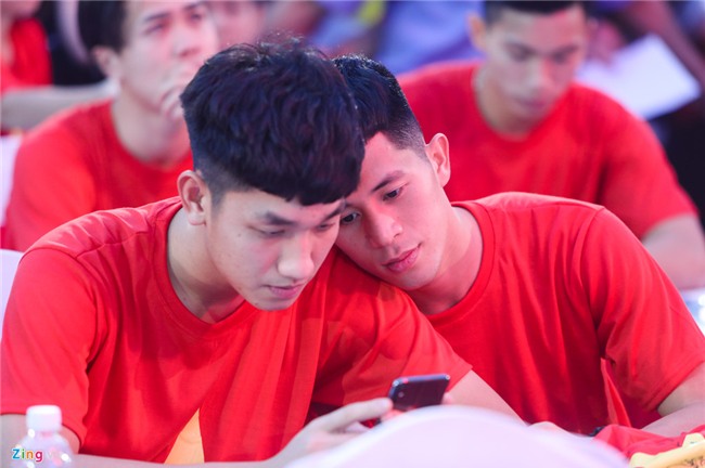 Khoanh khac dang yeu cua cac chang trai U23 Viet Nam o le vinh danh hinh anh 4