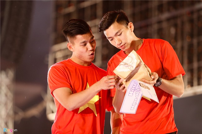 Khoanh khac dang yeu cua cac chang trai U23 Viet Nam o le vinh danh hinh anh 8