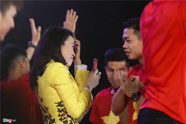 Khoanh khac dang yeu cua cac chang trai U23 Viet Nam o le vinh danh hinh anh 12