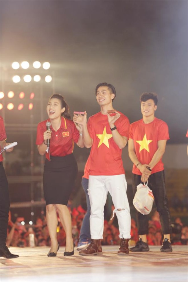 bi mat thu vi dang sau hai thoi son cua duy pinky ma cong phuong cam tai buoi giao luu - 2