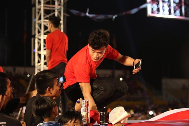 Dàn sao U23 Việt Nam mở hội tại TP.HCM - Ảnh 4.