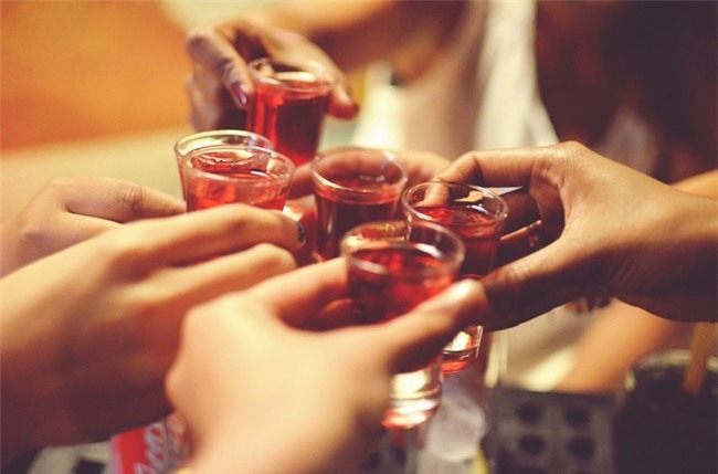 Người đỏ mặt khi uống rượu bia có nguy cơ ung thư cao hơn so với người bình thường-1