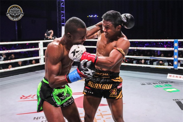 Võ sĩ Thái Lan, Buakaw (phải) hạ gục đối thủ Nayanesh Ayman (trái)