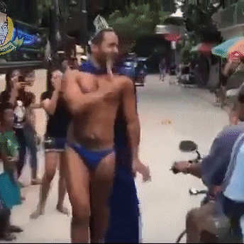 Clip: Chỉ diện hai mảnh vải che thân, soái ca 6 múi tái xuất bằng màn catwalk thần sầu-1