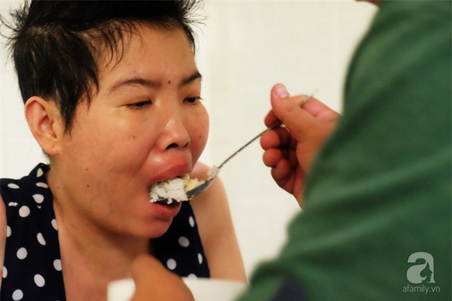 Vì tình yêu, người đàn ông tự tay chăm sóc vợ hờ mang bệnh hiểm nghèo chảy máu vùng kín, thương con vợ như con mình - Ảnh 10.