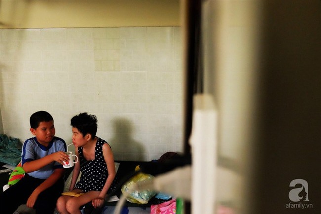 Vì tình yêu, người đàn ông tự tay chăm sóc vợ hờ mang bệnh hiểm nghèo chảy máu vùng kín, thương con vợ như con mình - Ảnh 12.