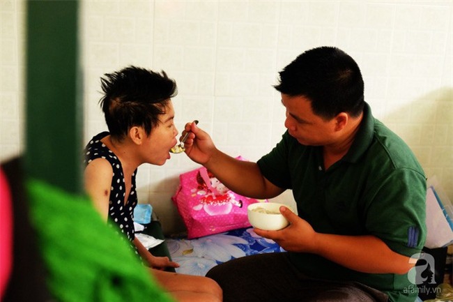 Vì tình yêu, người đàn ông tự tay chăm sóc vợ hờ mang bệnh hiểm nghèo chảy máu vùng kín, thương con vợ như con mình - Ảnh 1.