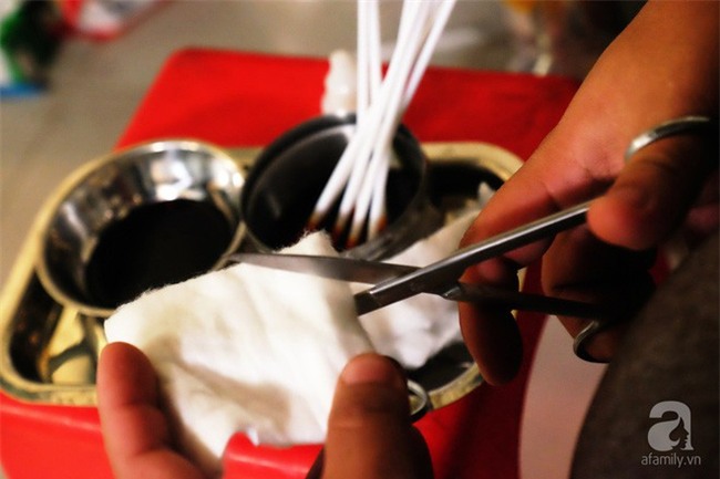 Vì tình yêu, người đàn ông tự tay chăm sóc vợ hờ mang bệnh hiểm nghèo chảy máu vùng kín, thương con vợ như con mình - Ảnh 3.