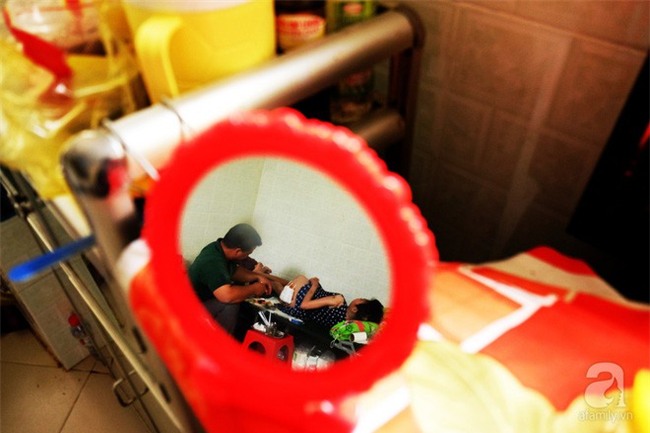 Vì tình yêu, người đàn ông tự tay chăm sóc vợ hờ mang bệnh hiểm nghèo chảy máu vùng kín, thương con vợ như con mình - Ảnh 5.