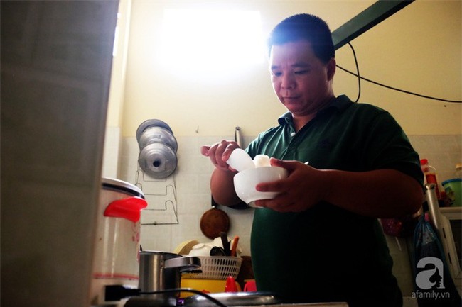 Vì tình yêu, người đàn ông tự tay chăm sóc vợ hờ mang bệnh hiểm nghèo chảy máu vùng kín, thương con vợ như con mình - Ảnh 6.