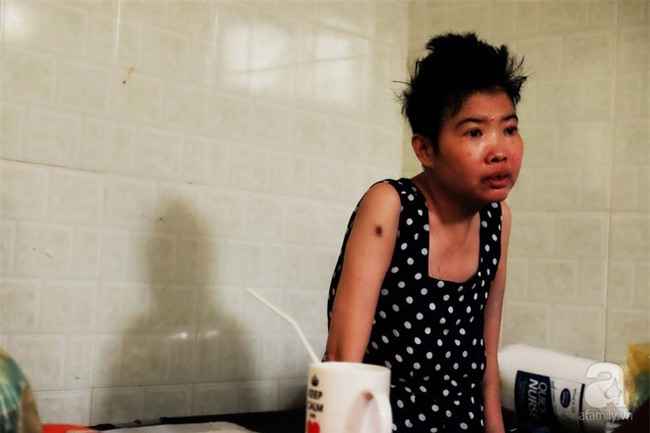 Vì tình yêu, người đàn ông tự tay chăm sóc vợ hờ mang bệnh hiểm nghèo chảy máu vùng kín, thương con vợ như con mình - Ảnh 7.